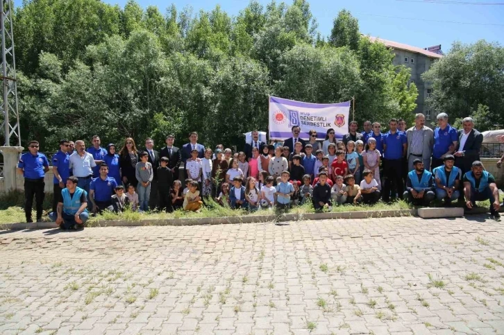 Savcı ve hakimler köy okulunda öğrencilerle fidan diktiler
