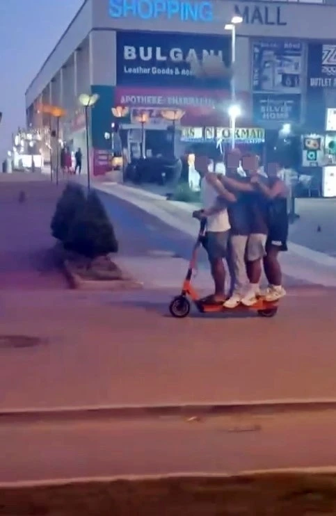 Scooter’a 4 kişi binerek kameraya poz verdiler
