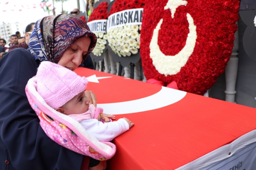 Mersinli şehidin 4 aylık bebeği herkesi duygulandırdı