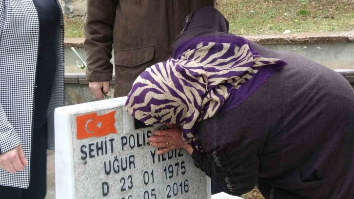 Şehit annesi, oğlunu kabrindeki fotoğrafını öperek sevdi
