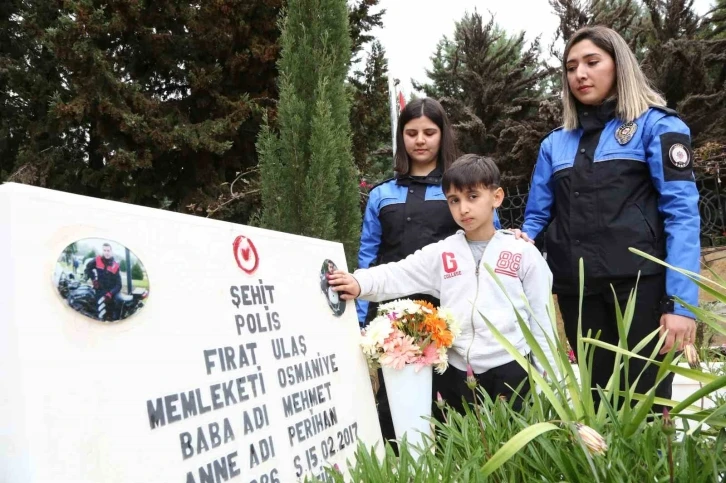 Şehit babasının mezarında dua etti, mezar taşındaki fotoğrafını okşadı
