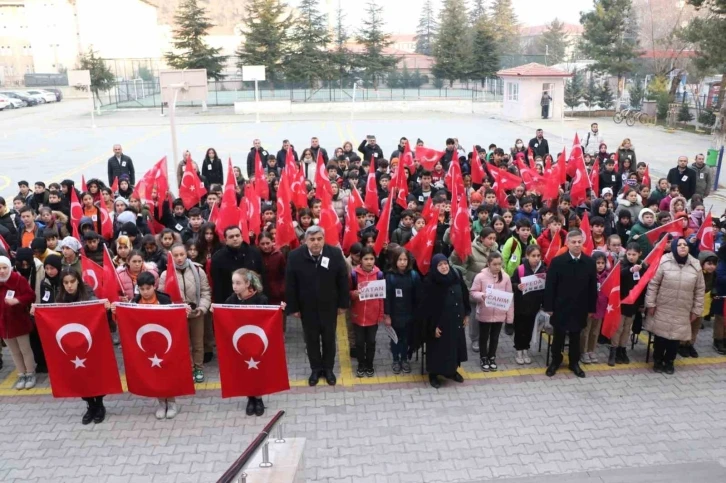 Şehitler için saygı duruşun bulunuldu
