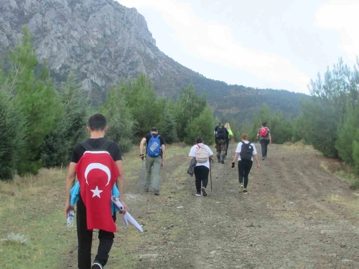 Şehitlikten aldıkları toprağı Spil’in zirvesine bıraktılar
