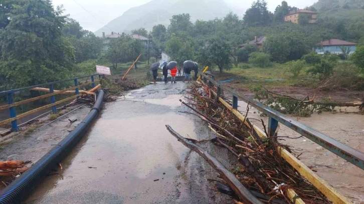 Sel felaketinde 18 ev tahliye edildi, köprünün bir bölümü yıkıldı
