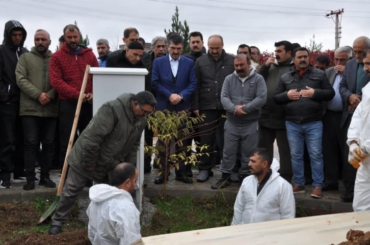 Selde hayatını kaybeden kardeşler babaannelerinin yanına defnedildi
