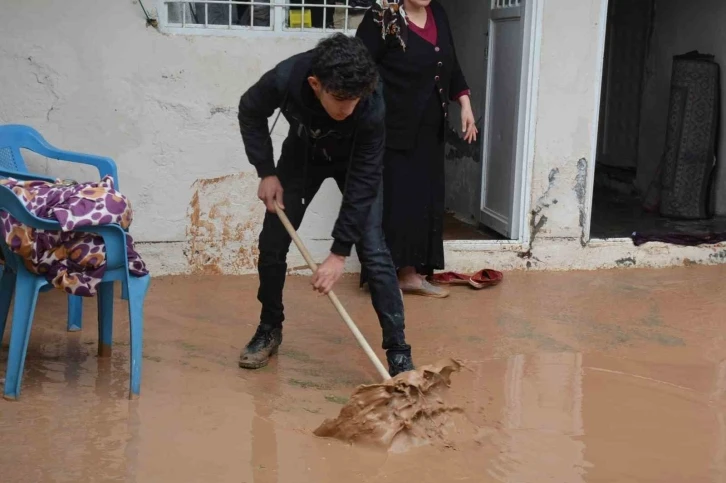 Selden zarar gören ailelere Kızılay’dan yardım
