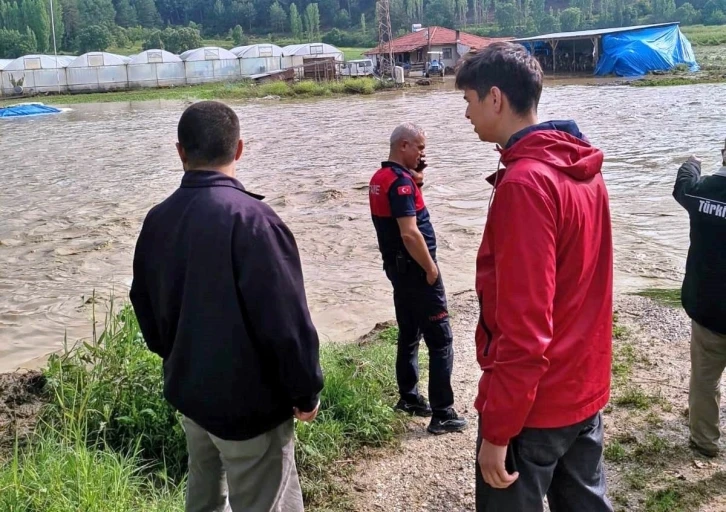 Selden zarar gören Gediz Ilıcasu köyünde hasar tespit çalışması
