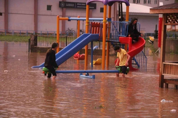 Sele aldırış etmeden oyunlarına devam ettiler
