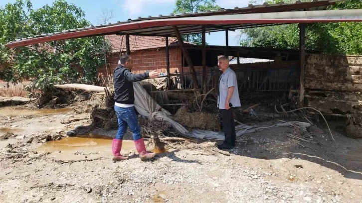 Sele kapılan hayvanları için gözyaşı döktü
