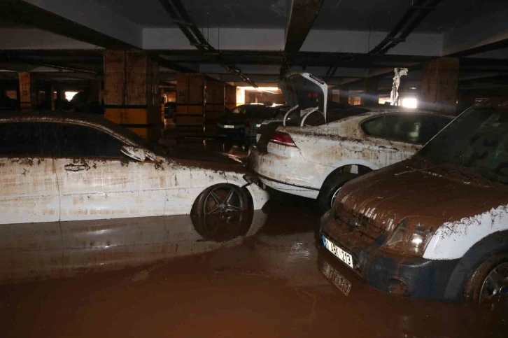 Sele teslim olan Şanlıurfa’da otoparklar araç mezarlığına döndü
