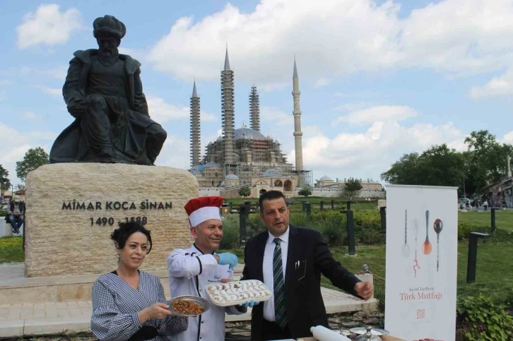 Selimiye’nin gölgesinde bademli kurabiye yoğruldu
