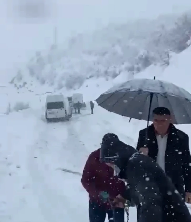 Şemdinli yolunda onlarca araç mahsur kaldı
