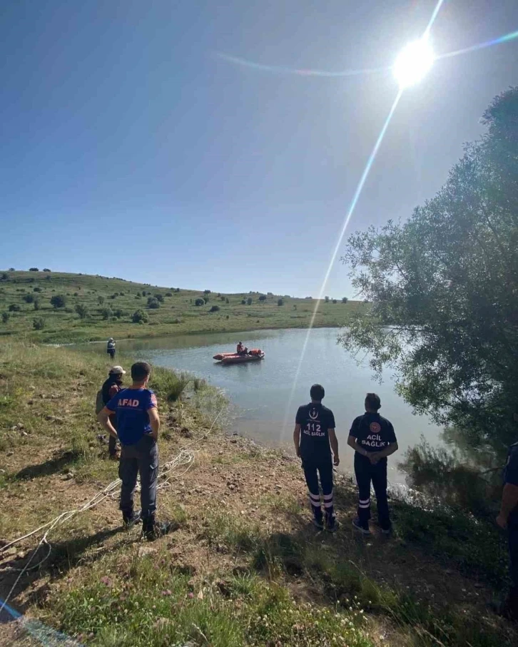 Serinlemek için girdiği gölette can verdi
