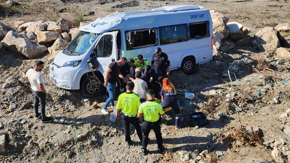 Bursa'da servis minibüsü takla attı