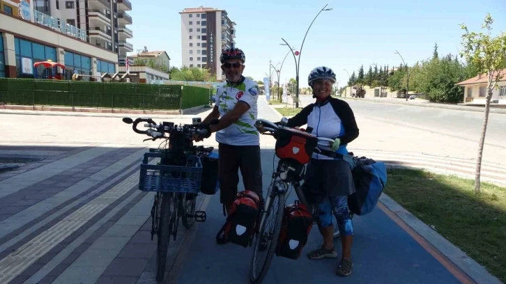 Seyahat tutkunu çift, bisikletle 3 bin kilometre yol yaptı
