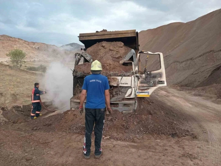 Seyir halindeki kamyon yanarak kullanılamaz hale geldi
