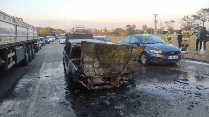 Bursa’da seyir halindeki otomobil alevlere teslim oldu