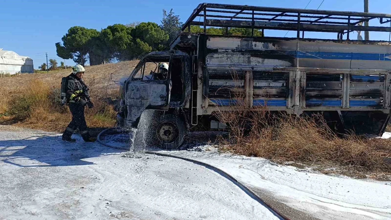 Seyir halindeyken alev alan kamyon kullanılmaz hale geldi
