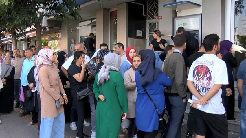 Sosyal konut başvurusu için banka önlerinde yoğunluk sürüyor