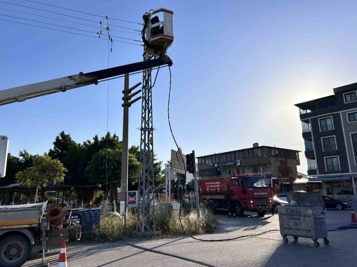 Sıcağın etkisiyle kopan elektrik telinde yaşanan patlama kamerada
