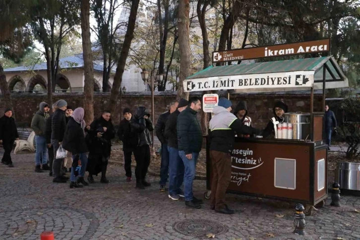 Sıcak çorba hizmeti vatandaşların içini ısıtıyor
