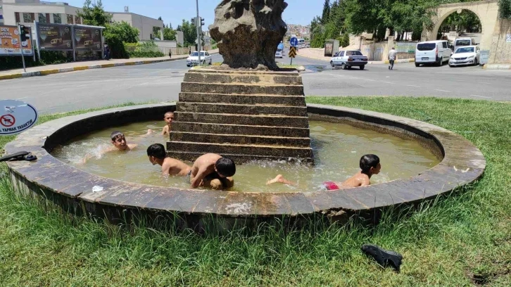 Sıcaktan bunalan çocuklar tehlikeye rağmen süs havuzunda yüzdü
