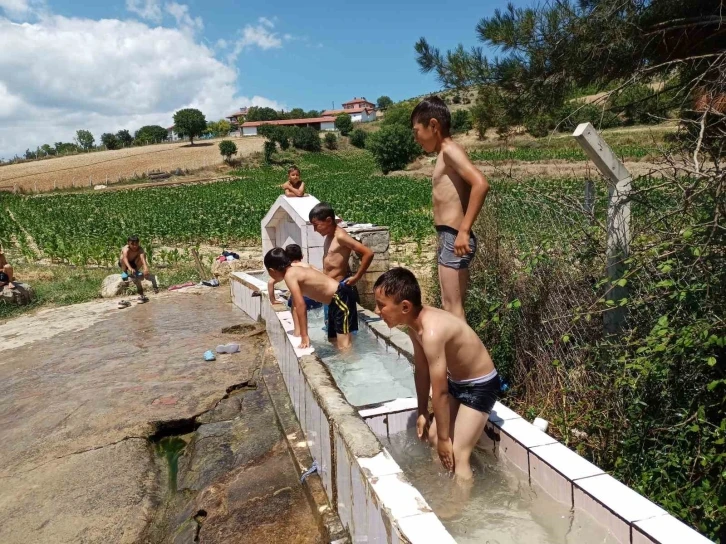 Sıcaktan bunalan çocuklar yalakta serinledi
