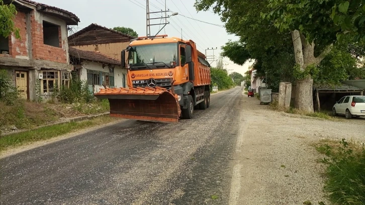 Sıcaktan eriyen asfalta karayolları ekiplerince mıcır döküldü