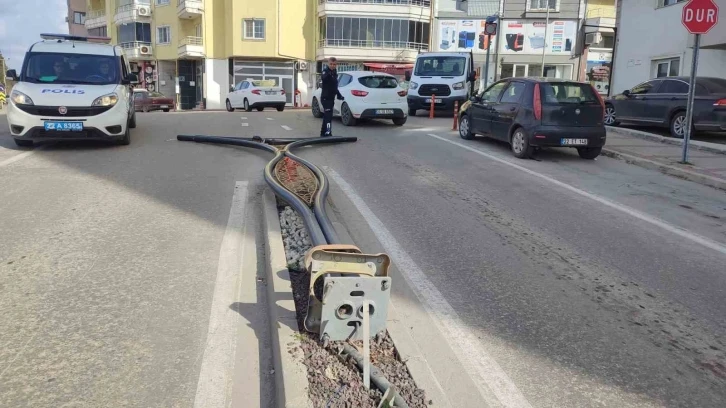 Şiddetli rüzgar nedeniyle aydınlatma direği aracın üzerine devirildi: 1 yaralı
