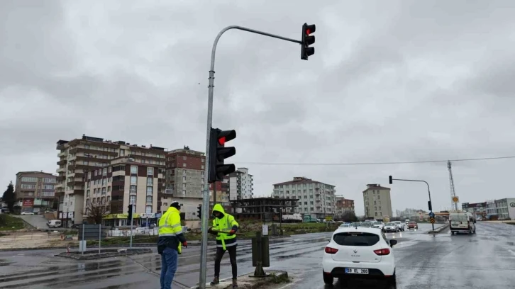 Şiddetli rüzgar trafik ışıklarını ters çevirdi
