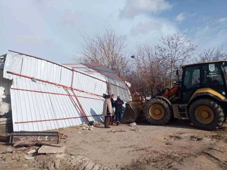 Şiddetli rüzgarlar sebebiyle ağıl çöktü
