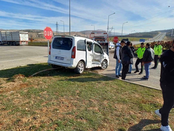 Siirt kamyonet ile hafif ticari araç çarpıştı: 1 yaralı
