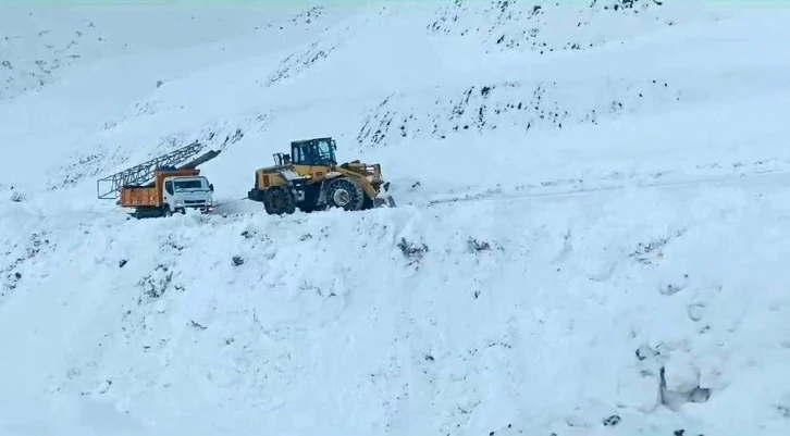 Siirt’te karda mahsur kalan DEDAŞ ekipleri kurtarıldı
