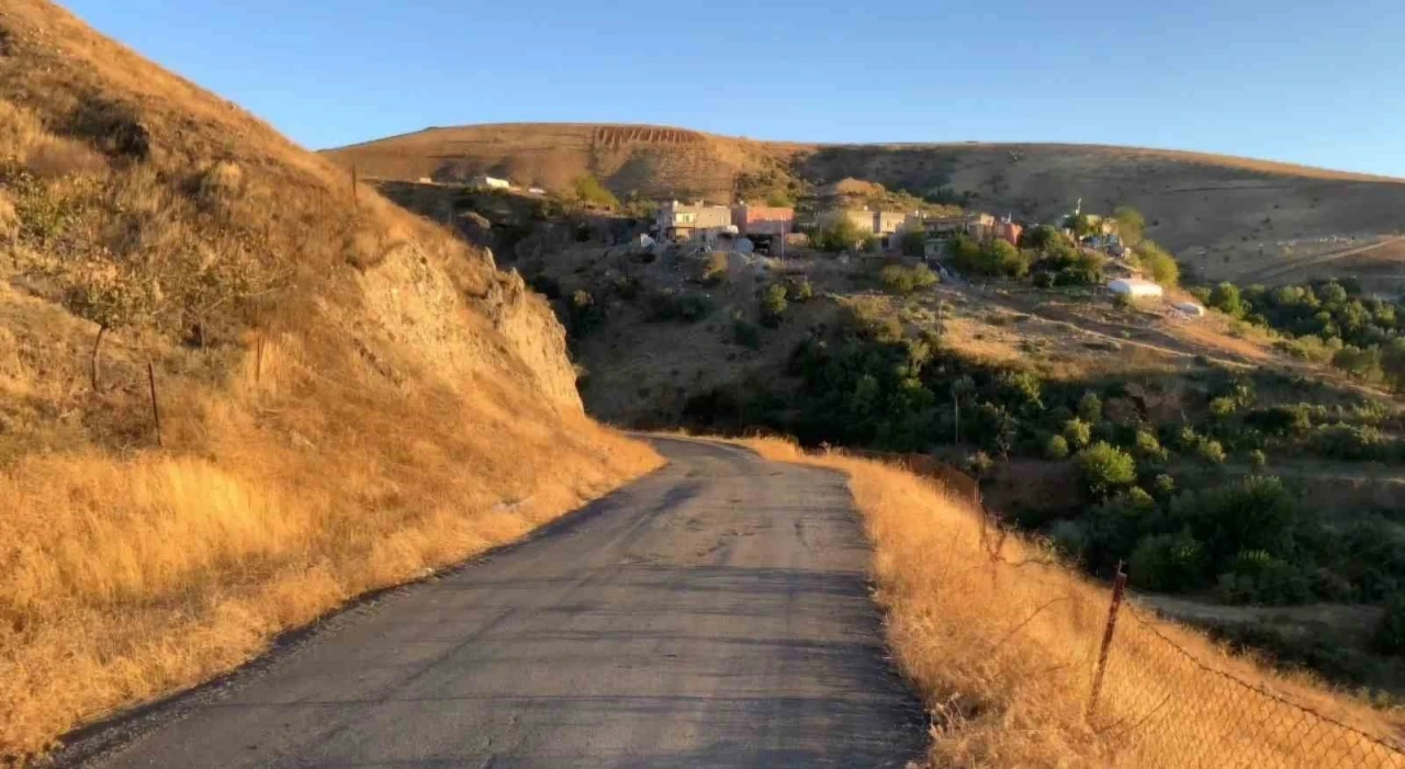 Siirt’te köy yolları onarılmaya devam ediyor
