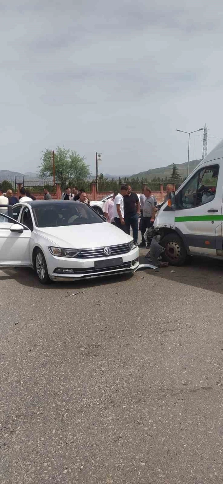 Siirt’te otomobil ile minibüs çarpıştı: 7 yaralı
