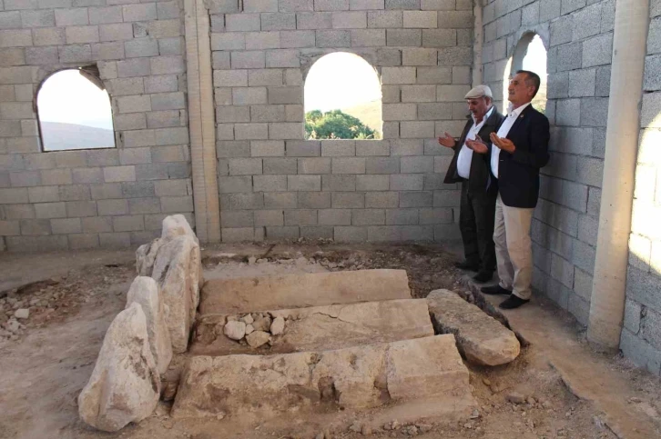 Siirt’te restore edilen türbenin içinden başka mezarlar ortaya çıktı
