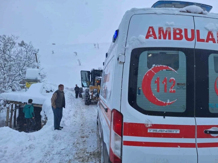 Siirt’te yolu kardan kapanan mezrada rahatsızlanan hamile kadın hastaneye ulaştırıldı
