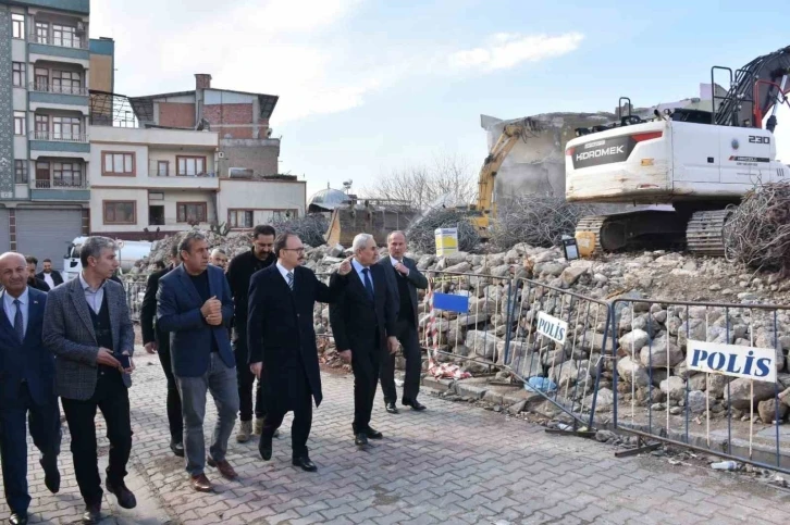 Siirt Valisi Kızılkaya, kentsel dönüşüm çalışmalarını yerinde inceledi
