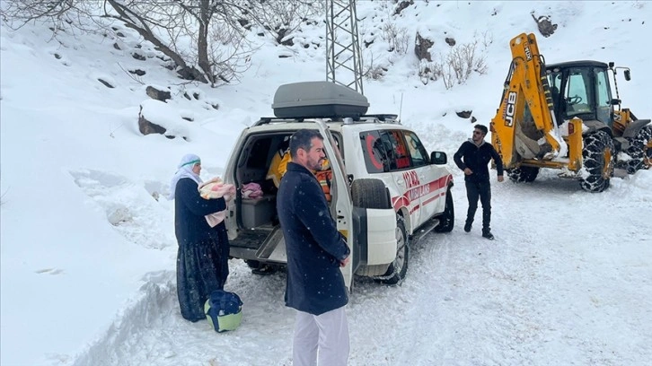 Siirt'te ekipler rahatsızlanan kardeşler için seferber oldu