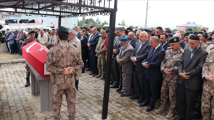 Silah kazası sonucu şehit olan polis memuru Erzurum'da son yolculuğuna uğurlandı