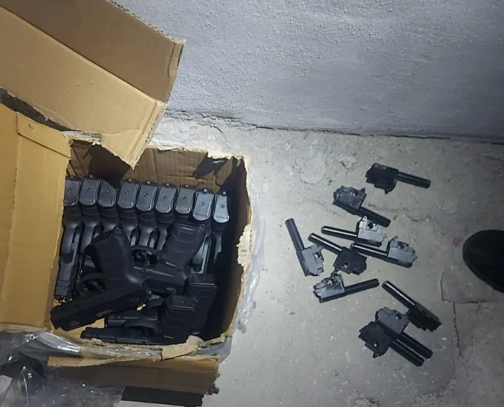 Silah üreten şahsın evine operasyon: 13 ruhsatsız tabanca ve silah parçaları ele geçirildi
