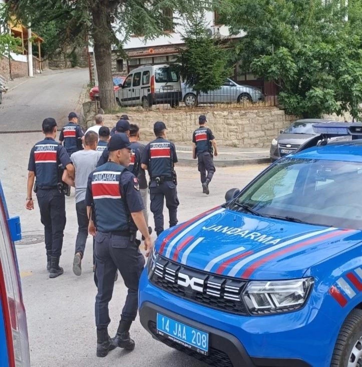 Silahlı yağma suçundan aranan şahıslar yakayı ele verdi
