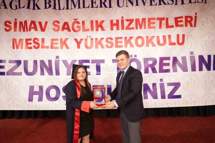 Simav Sağlık Hizmetleri Meslek Yüksekokulunda mezuniyet coşkusu
