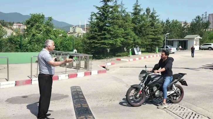 Sınav saatini kaçıran aday güvenlik görevlisine bela okudu
