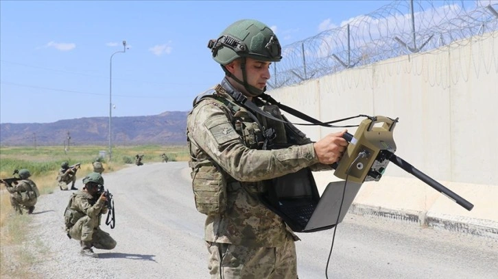 Sınırın sıfır noktasındaki birlikler düzensiz göçle mücadelede ileri teknolojiden yararlanıyor