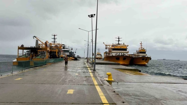 Sinop’ta balıkçı gemileri limana sığındı
