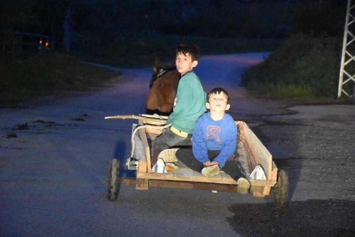 Sinop’ta derme çatma eşek arabasıyla tehlikeli yolculuk
