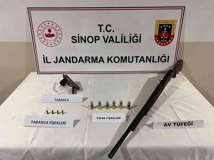 Sinop’ta durdurulan araçta 2 ruhsatsız silah ele geçirildi
