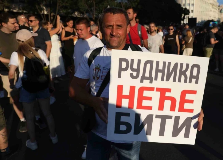 Sırbistan’da binlerce kişi lityum madeni projesini protesto etti
