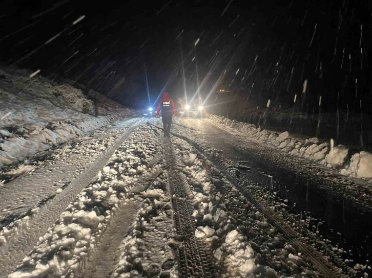 Şırnak’ta kar yağışı etkili oldu, araçlar mahsur kaldı
